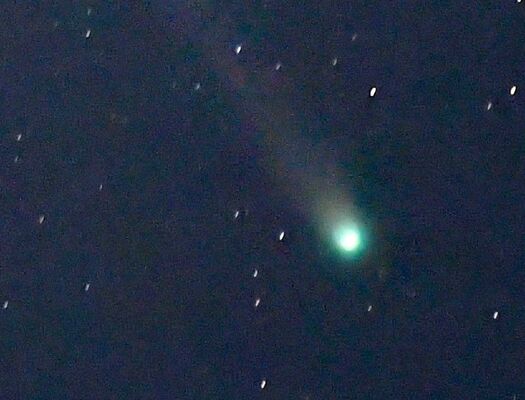 緑色に光るレモン彗星＝12日午前４時19分、日光市所野（４秒間露光、北山さん撮影）