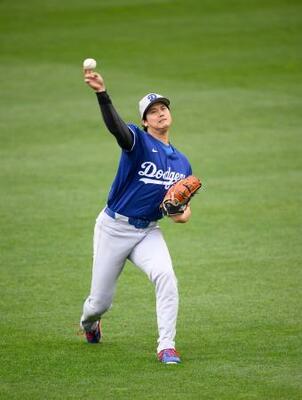 　キャッチボールするドジャース・大谷＝ピッツバーグ（共同）