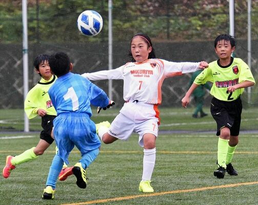 ２次リーグｂ組　御厨ＦＣ－プラウド栃木ＦＣ戦　後半１分、御厨ＦＣ・鈴木（中央）がゴールを狙う＝ＳＡＫＵＲＡグリーンフィールド