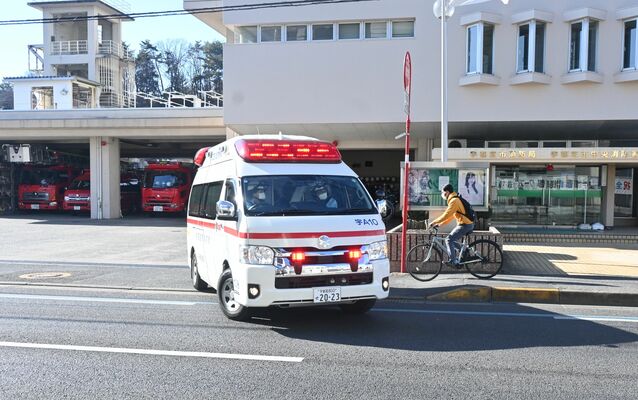 サイレンを鳴らして出動する宇都宮市消防局の救急車＝１月９日午後、宇都宮市大曽２丁目