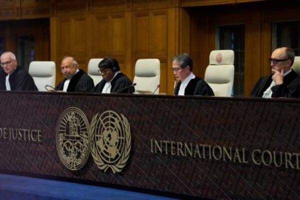 　イスラエルの国際法上の義務について勧告的意見を言い渡す国際司法裁判所の岩沢雄司所長（右から２人目）＝２２日、オランダ・ハーグ（ＡＰ＝共同）
