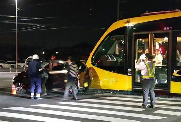 ＬＲＴ車両と軽乗用車の事故＝10月31日午後９時55分、宇都宮市陽東２丁目（画像は一部加工しています）