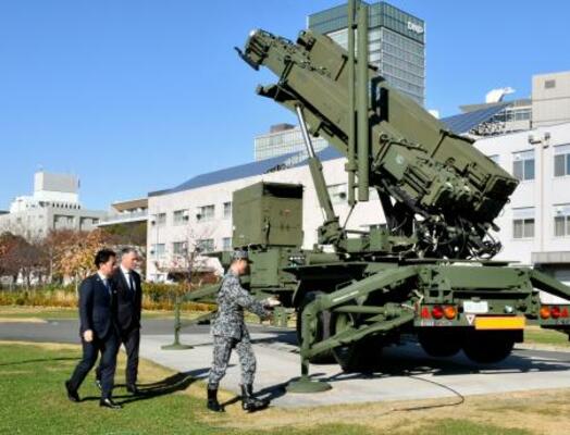 自衛隊のPAC3を見学する(左から)小泉防衛相、オーストラリアのマールズ副首相兼国防相=7日午前、防衛省