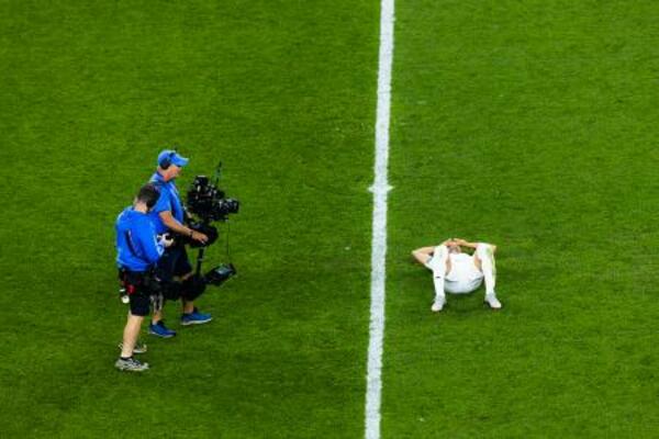 　サッカーＷ杯のエジプト戦後、ピッチにあおむけになるイランのハリルザデ＝２６日、米シアトル（ゲッティ＝共同）