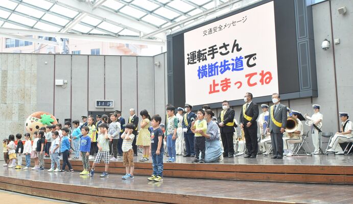 交通安全のメッセージを読み上げる園児たち＝11日午前、宇都宮市江野町