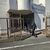 栃木県消防防災空隊事務所へ調査に入る運輸安全委員会の調査官＝23日午前10時40分、芳賀町芳賀台