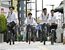 うだるような暑さの中、汗を拭いながら走行する学生たち＝17日午後１時40分、宇都宮市馬場通り４丁目
