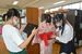 佐野松桜高生の指導で浴衣の着付けを体験する赤見中の生徒たち