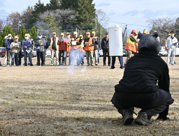 爆竹でクマを追い払う訓練を行う猟友会メンバーら