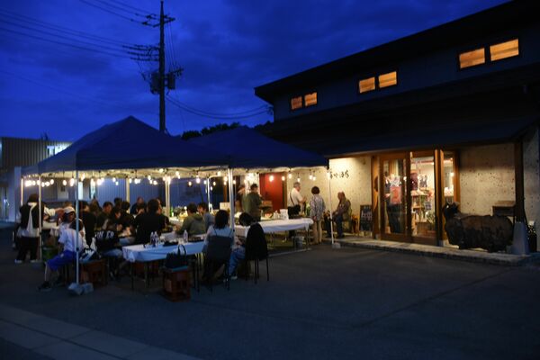 すっかり日が落ちながらも盛り上がる会＝６月６日、宇都宮市