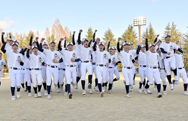 センバツ出場が決まり、拳を突き上げて喜ぶ佐野日大ナイン＝１月30日、佐野日大高グラウンド