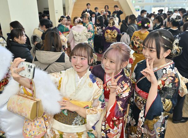 晴れ着姿で記念撮影する参加者たち=3日午前11時50分、大田原市本町1丁目
