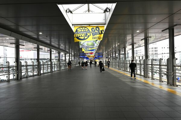 ＪＲ宇都宮駅東口の東西自由通路。向かって右奥にＬＲＴ乗り場、左手前にバス停がある＝２０日午後、宇都宮市内