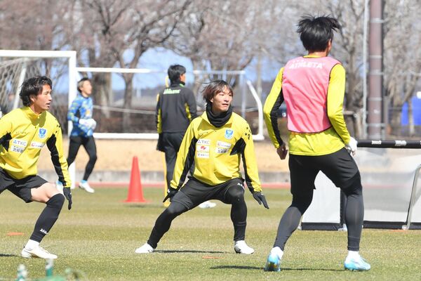 開幕戦から４試合連続で先発出場を続け、プロ初ゴールを決めた栃木ＳＣのＭＦ吉野陽翔（中央）