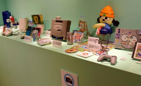 　ＮＥＯ平成レトロ展のゲーム機などの展示コーナー＝東京・渋谷