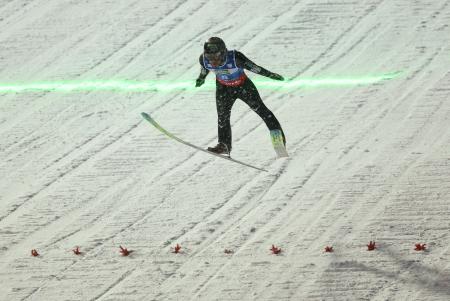 　ジャンプ男子のフライング世界選手権団体、二階堂蓮の跳躍＝２５日、オーベルストドルフ（ロイター＝共同）