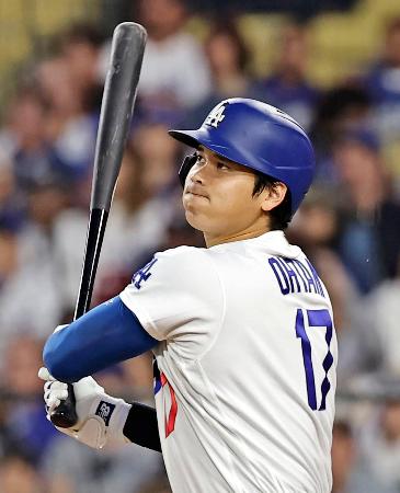 　ジャイアンツ戦の３回、７号ソロを放つドジャース・大谷＝ロサンゼルス（共同）
