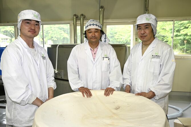 オーダーメード酒用の蒸し米電気釜を囲むを醸す山脇さん、小林社長、寺澤製造部長（左から）＝前日光醸造所