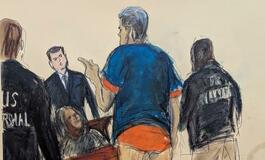 足かせ姿「今も大統領だ」