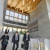 県みかも山公園「自然の家」　記念行事に市民ら1100人　県産木材や大谷石、益子焼も使用