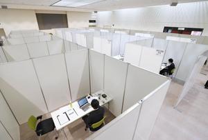東京都内で実施されたウェブ形式の採用面接=1日