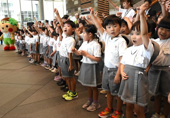 交通事故防止を願い歌を披露する園児ら＝20日午後、県庁