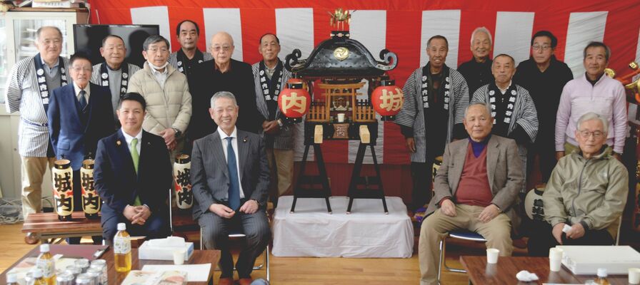 修復された初代城内子供神輿を囲む自治会員ら