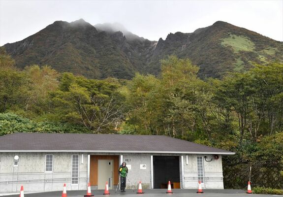 峠の茶屋駐車場から望む朝日岳＝７日午後１時20分、那須町湯本