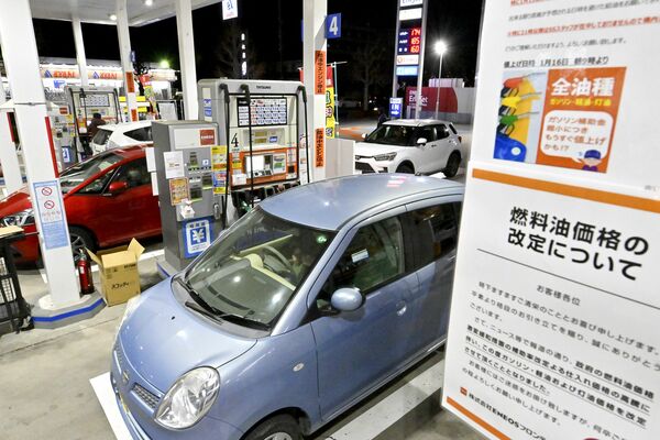 再値上げを翌日に控えて混雑するガソリンスタンド＝15日午後６時25分、宇都宮市平松本町