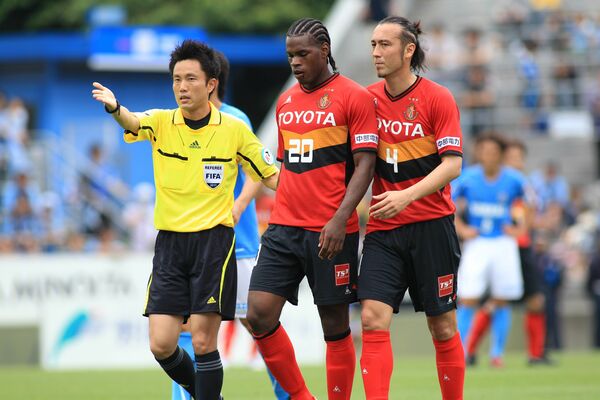 Ｊ１通算２３０試合で主審を担当し昨年限りで引退した高山さん（左）＝２０１１年６月11日、Ｊ１第14節　磐田－名古屋から