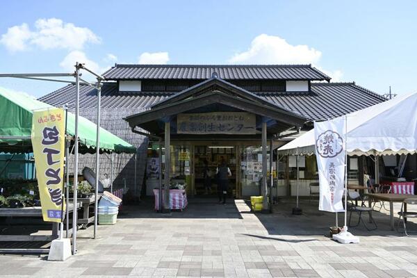 地元産野菜や加工品などを販売する農産物直売所