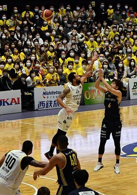 延長５分、ブレックスの比江島（右）が同点に追い付く起死回生の３点シュートを決める＝ブレックスアリーナ宇都宮