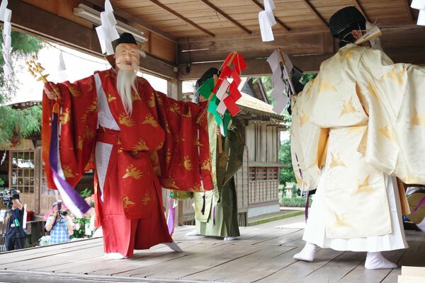 神楽殿で奉納された「五行の舞」