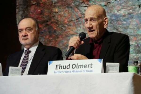 　パグウォッシュ会議で登壇したイスラエルのオルメルト元首相（右）とパレスチナ自治政府のキドワ元外相＝４日午後、広島市中区