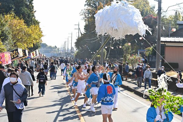 ３年ぶりに開催された梵天祭り＝19日午前11時50分、宇都宮市今里町