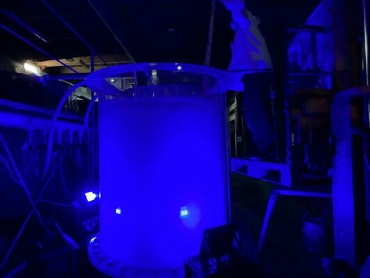「青光　ＢＬＵＥ　ＬＩＧＨＴ」を醸す青色ＬＥＤ照射の透明タンク