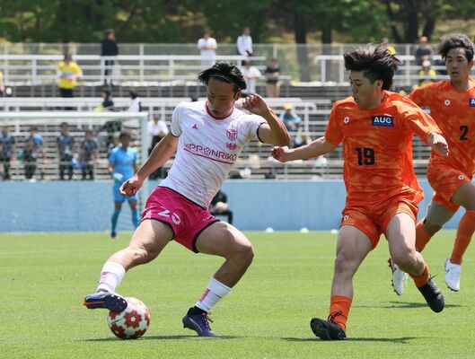 ＮＥＺＡＳカップ準決勝でプレーする栃木シティＦＷ東川（左）＝県グリーンスタジアム（栃木シティ提供）