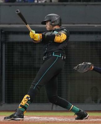 　６回日本ハム２死満塁、水谷が右中間に逆転２点二塁打を放つ＝エスコンフィールド