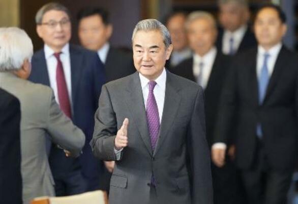 中国の王毅外相（中央）＝昨年１２月、北京（共同）