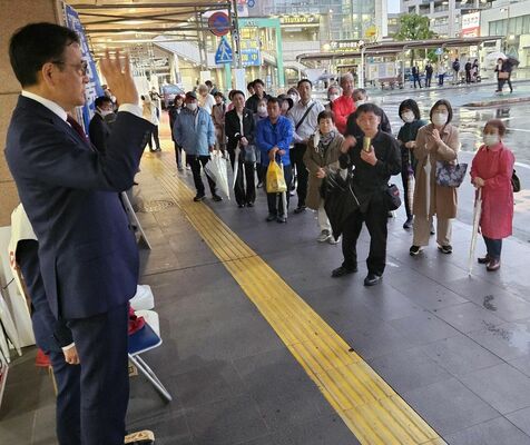 街頭演説で支持を訴える立民の岡田幹事長（左）＝８日午後、JR小山駅前