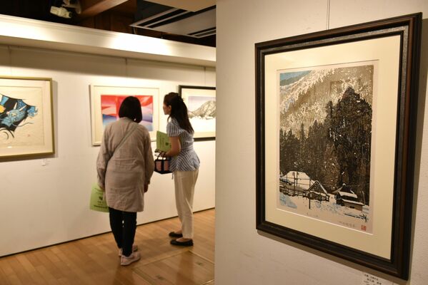 市内初開催となった県版画展の巡回展