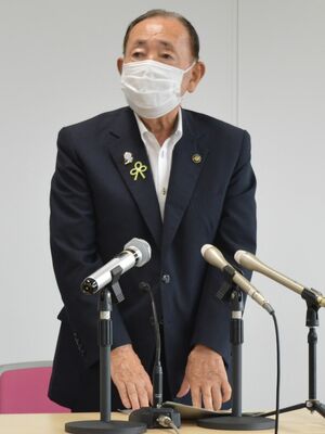 緊急事態宣言を発表した岡部市長