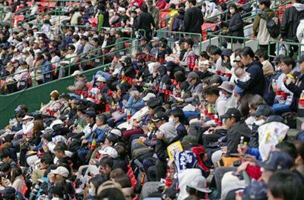 　ＷＢＣ日本代表の練習を見つめるスタンドの観客＝１４日、宮崎市