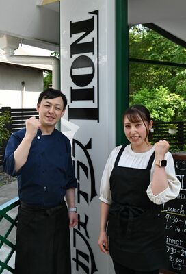 準グランプリを喜ぶ入江さん夫妻
