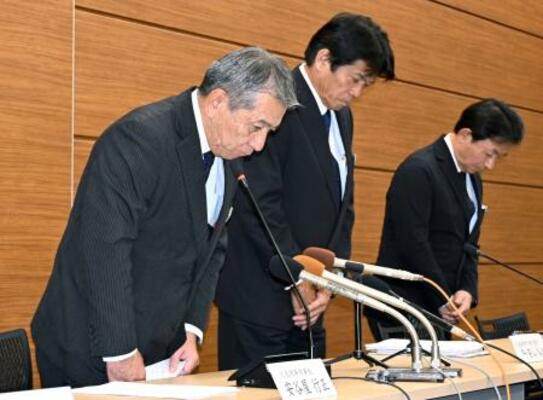 　男性職員が労災認定を受けたとして、謝罪するＪＡおきなわの安谷屋行正理事長（左）ら＝２日午後、那覇市