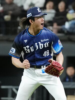 日本ハム戦で打者を三振に仕留め、雄たけびを上げる西武・今井投手＝エスコンフィールド