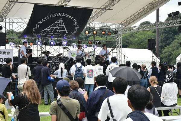 なつこいのステージで演奏を披露する高校生バンド