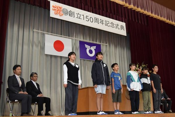 お祝いのメッセージを述べる６年生ら