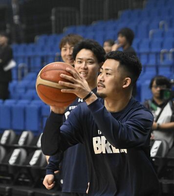 リラックスした様子でシュート練習に励むブレックスの鵤＝横浜アリーナ