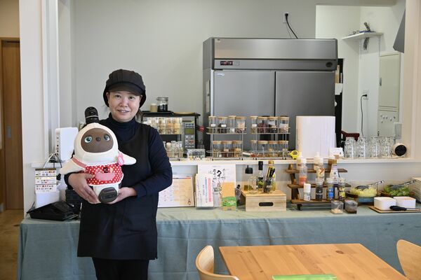 店内でキラナ店長を抱っこする望月さん